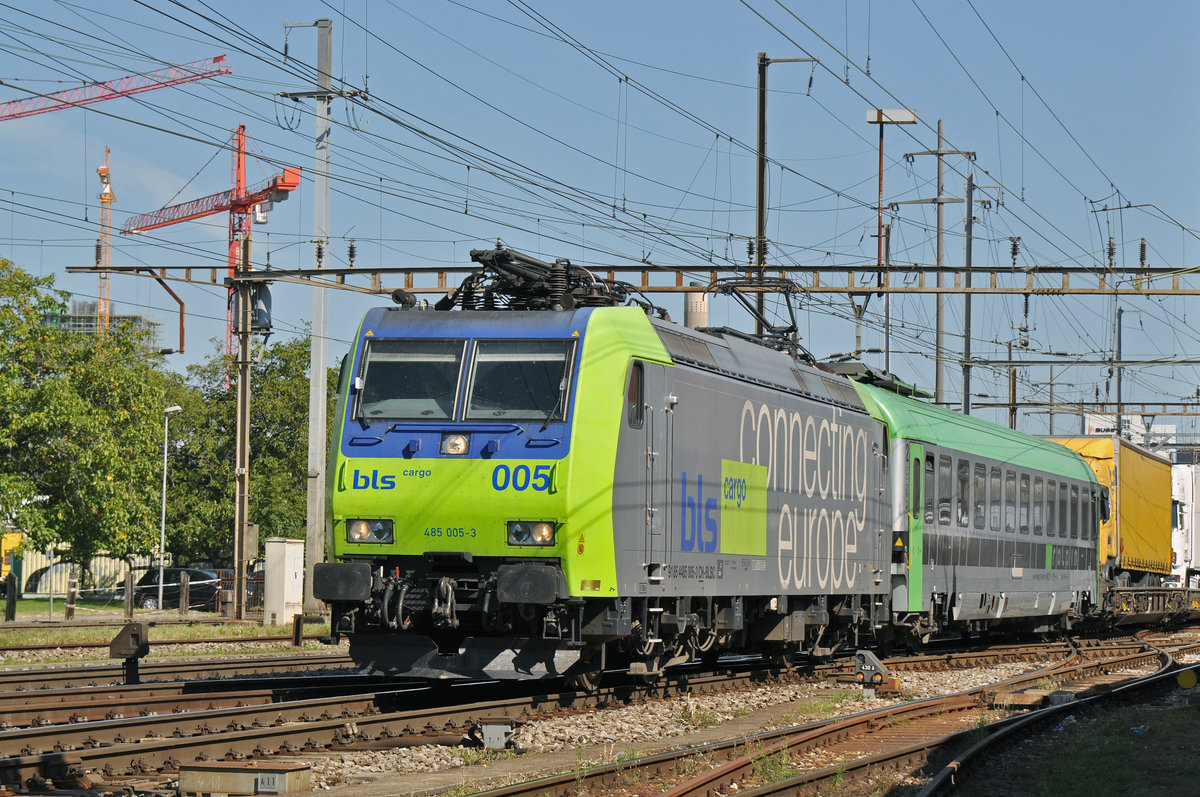 Re 485 005-3 durchfährt den Bahnhof Pratteln. Das abzweigende Gleis führt auf eine Strasse und in ein Industriegebiet, von wo aus auch diese Aufnahme am 08.09.2016 entstand.