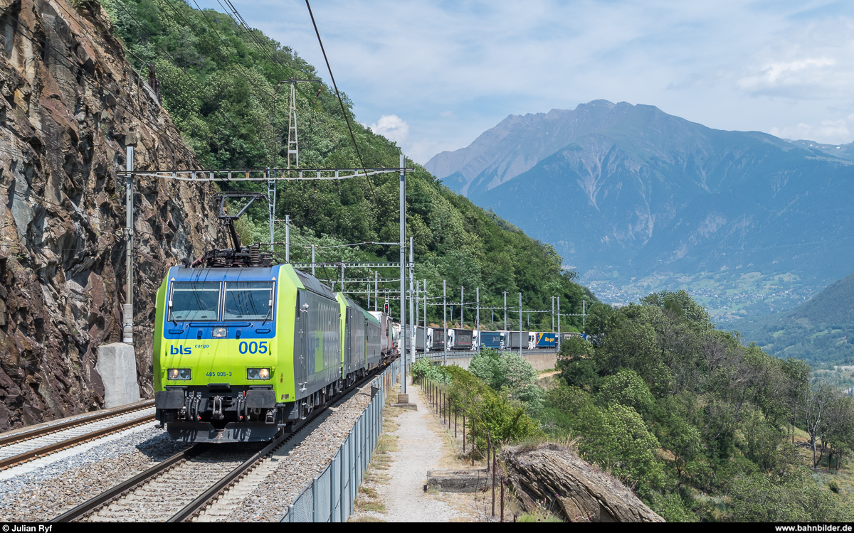 Re 485 005 und eine Re 486 fahren am 24. Juni 2017 mit einer RoLa bei Lalden die Lötschberg-Südrampe hinauf.
