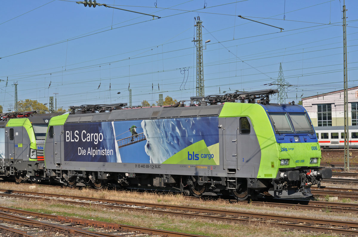 Re 485 006-1 ist beim Badischen Bahnhof abgestellt. Die Aufnahme stammt vom 15.10.2017.