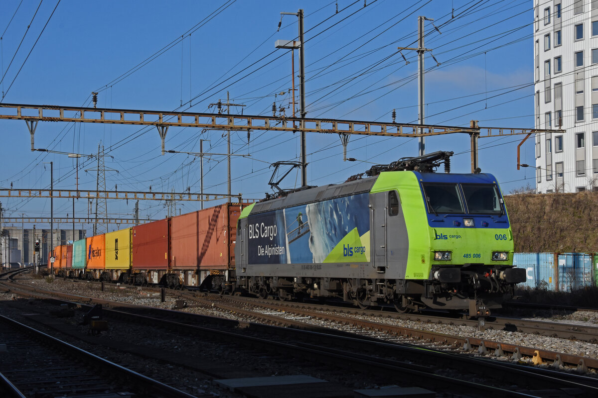 Re 485 006-1 der BLS durchfährt den Bahnhof Pratteln. Die Aufnahme stammt vom 24.01.2022.