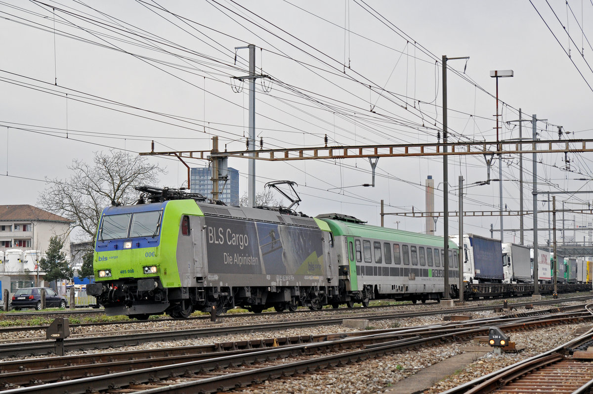 Re 485 006-1 durchfährt den Bahnhof Pratteln. Die Aufnahme stammt vom 20.02.2018.