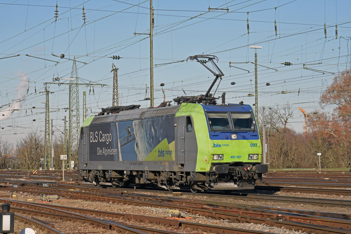 Re 485 007-9 der BLS durchfährt den badischen Bahnhof. Die Aufnahme stammt vom 12.12.2018.