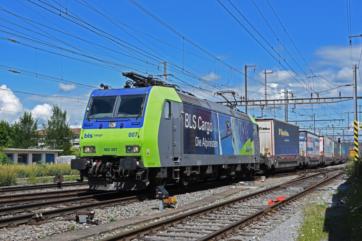 Re 485 007-9 der BLS durchfährt den Bahnhof Pratteln. Die Aufnahme stammt vom 01.07.2022.