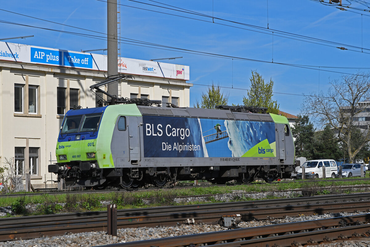 Re 485 007-9 der BLS wird am 25.03.2024 in der Abstellanlage beim Bahnhof Pratteln abgestellt.