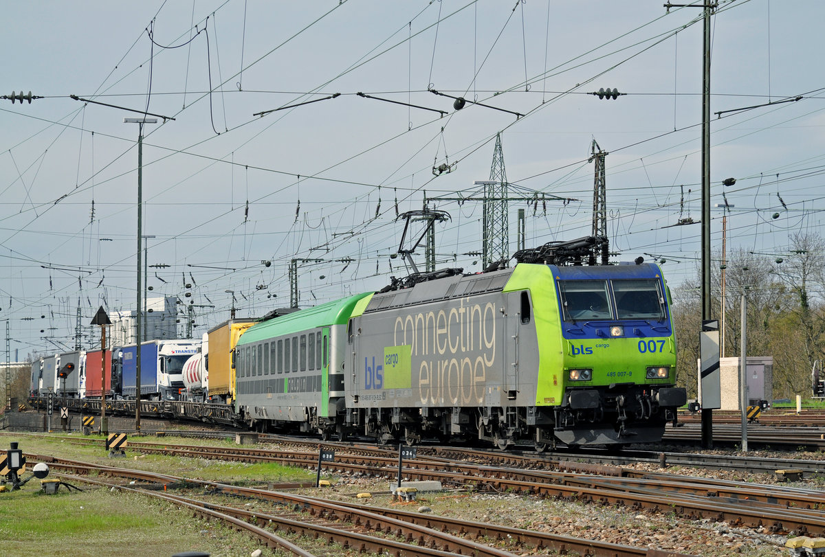 Re 485 007-9 durchfährt den Badischen Bahnhof. Die Aufnahme stammt vom 04.04.2016.
