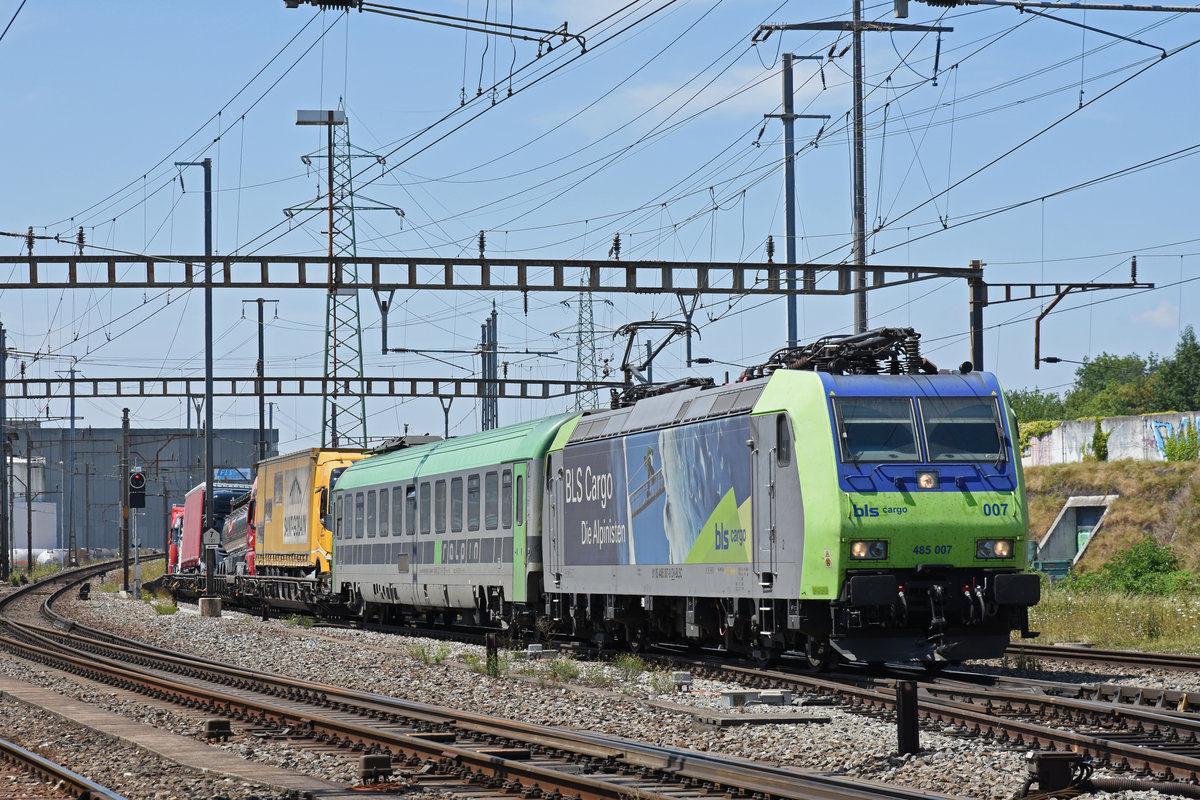 Re 485 007-9 durchfährt den Bahnhof Pratteln. Die Aufnahme stammt vom 18.07.2018.
