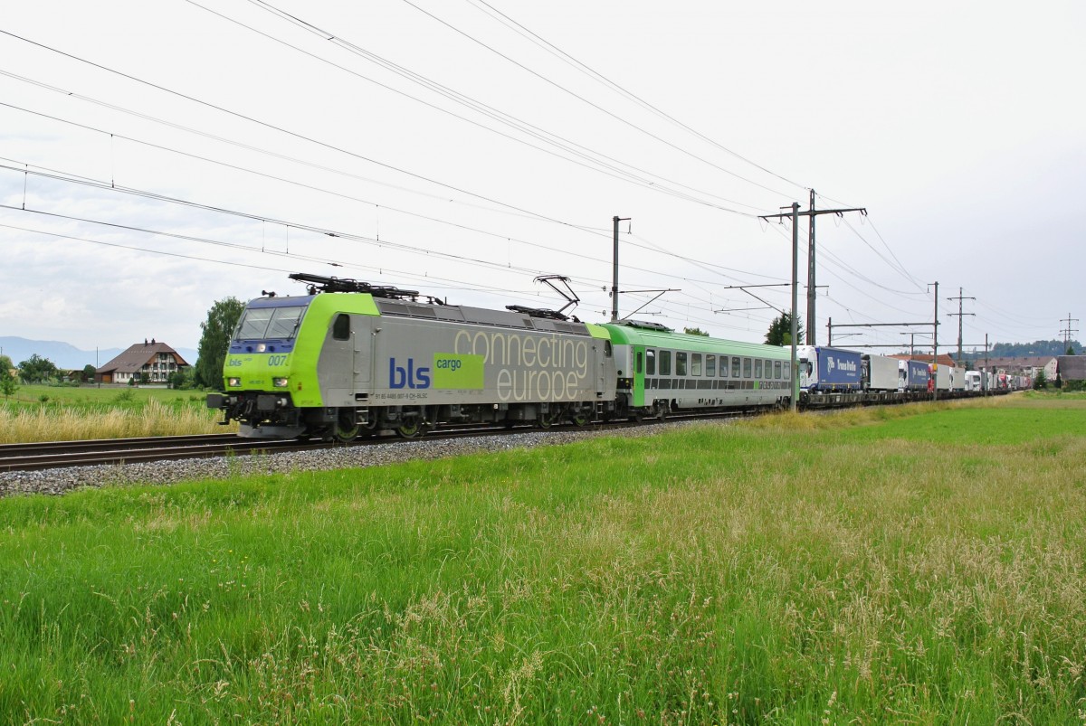 Re 485 007-9 mit ROLA bei Lyssach, 04.07.2014.
