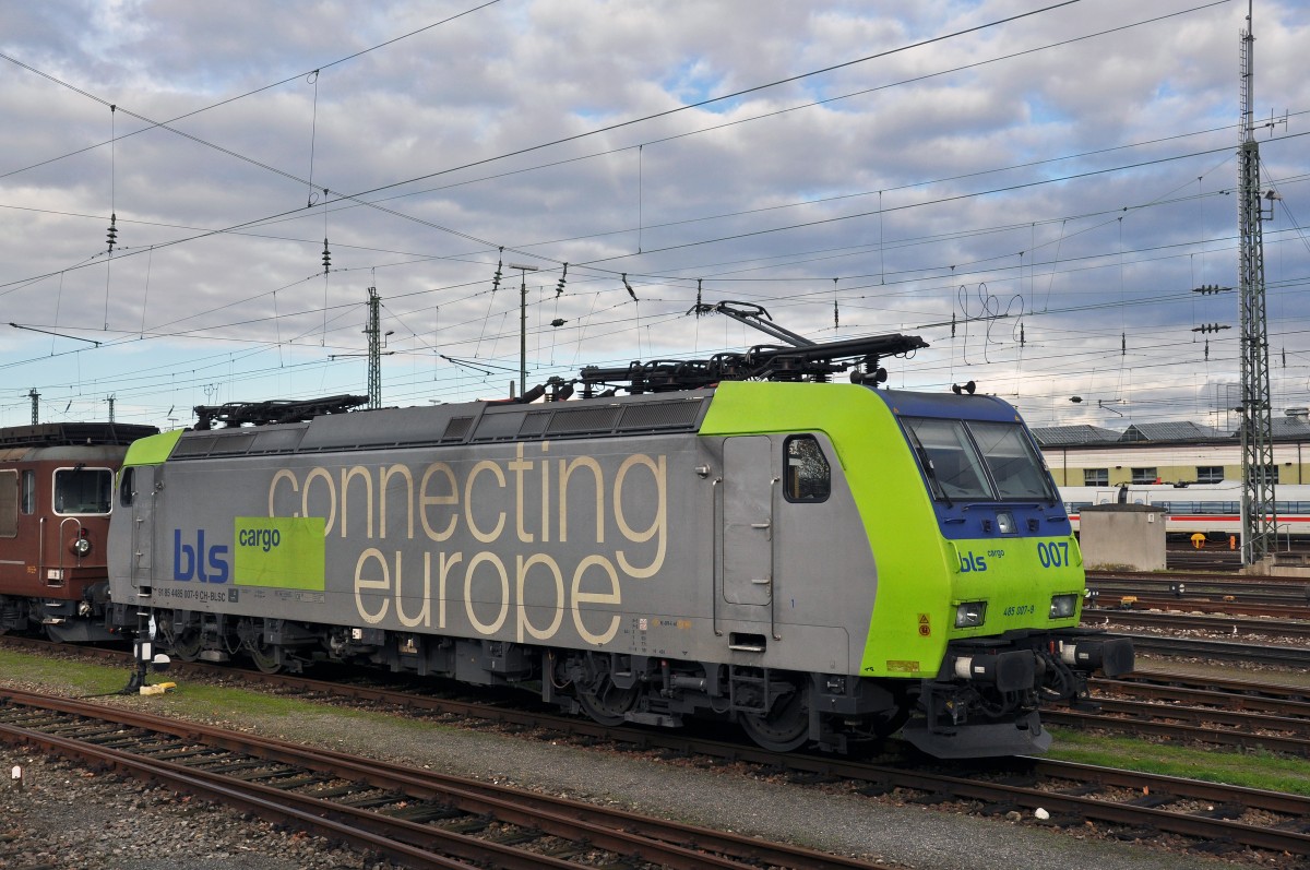 Re 485 007-9 wartet am Badischen Bahnhof auf den nächsten Einsatz. Die Aufnahme stammt vom 19.11.2014.
