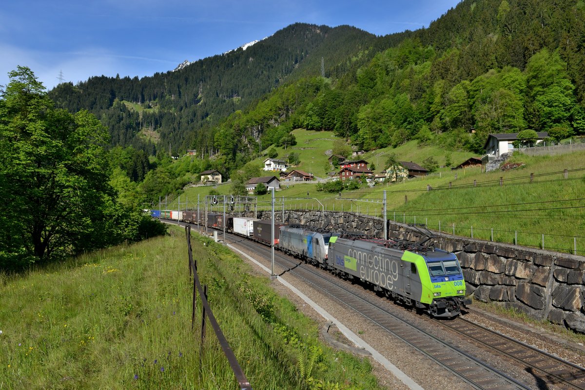 Re 485 008 + 186 1xx mit einem KLV am 21.05.2016 bei Intschi. 