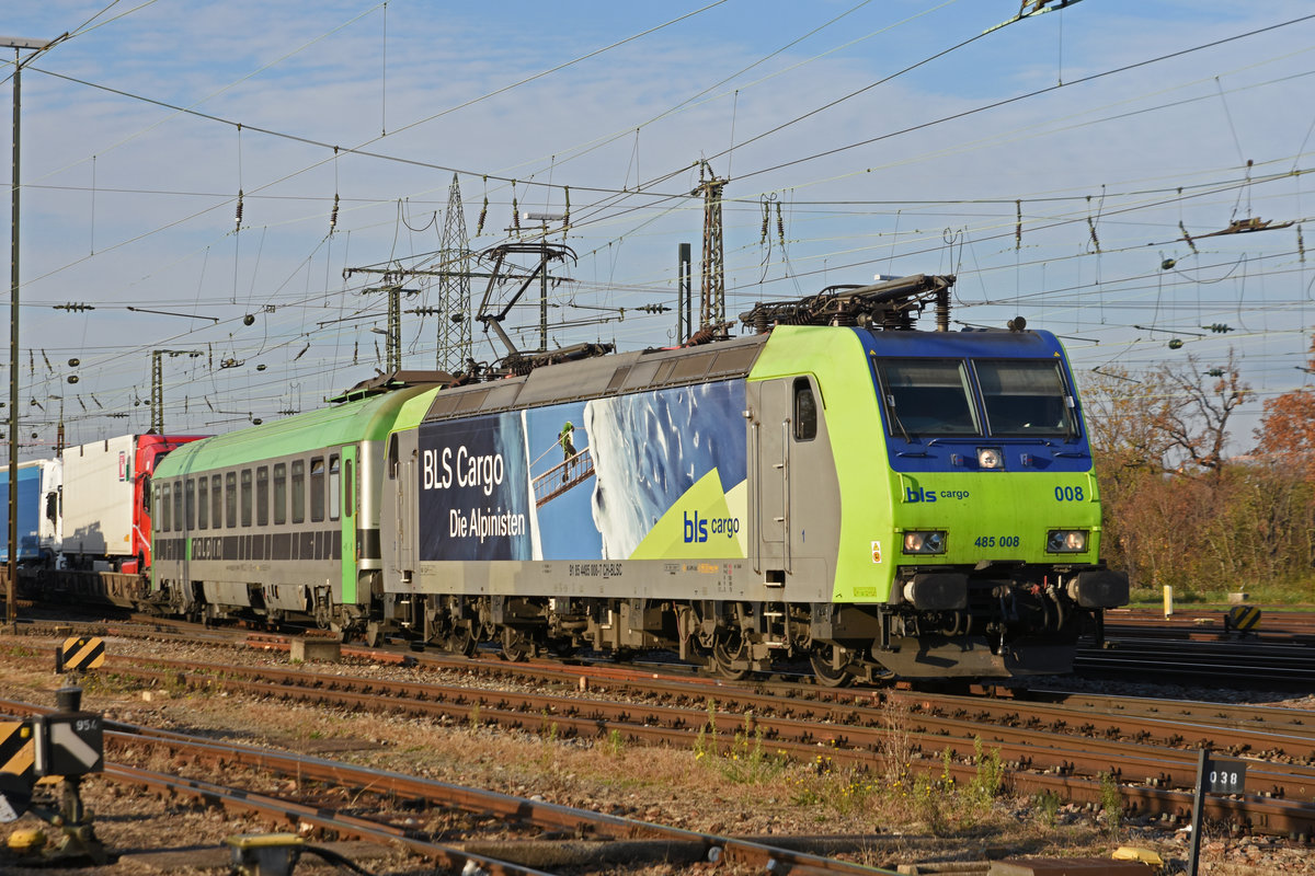 Re 485 008-7 der BLS durchfährt den badischen Bahnhof. Die Aufnahme stammt vom 10.11.2020.