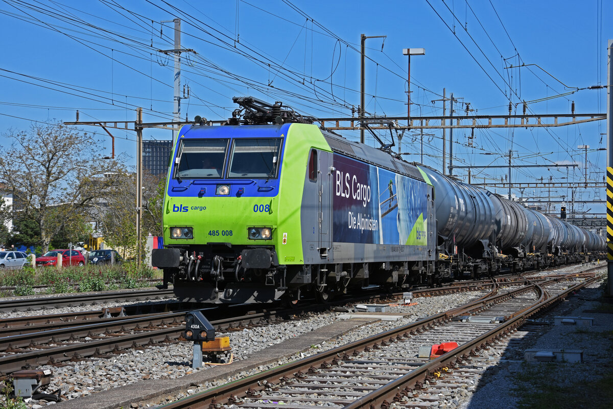 Re 485 008-7 der BLS durchfährt den Bahnhof Pratteln. Die Aufnahme stammt vom 27.04.2022.