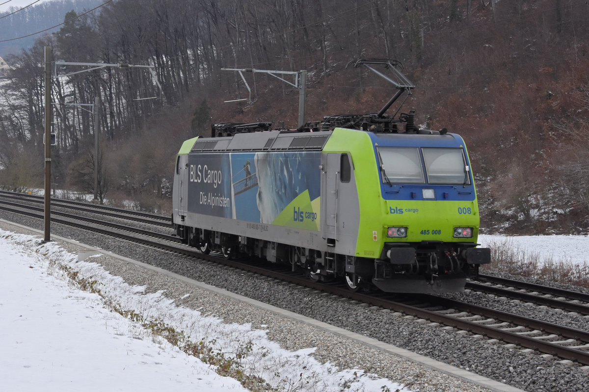Re 485 008-7 der BLS fährt solo Richtung Bahnhof Gelterkinden. Die Aufnahme stammt vom 15.02.2021.