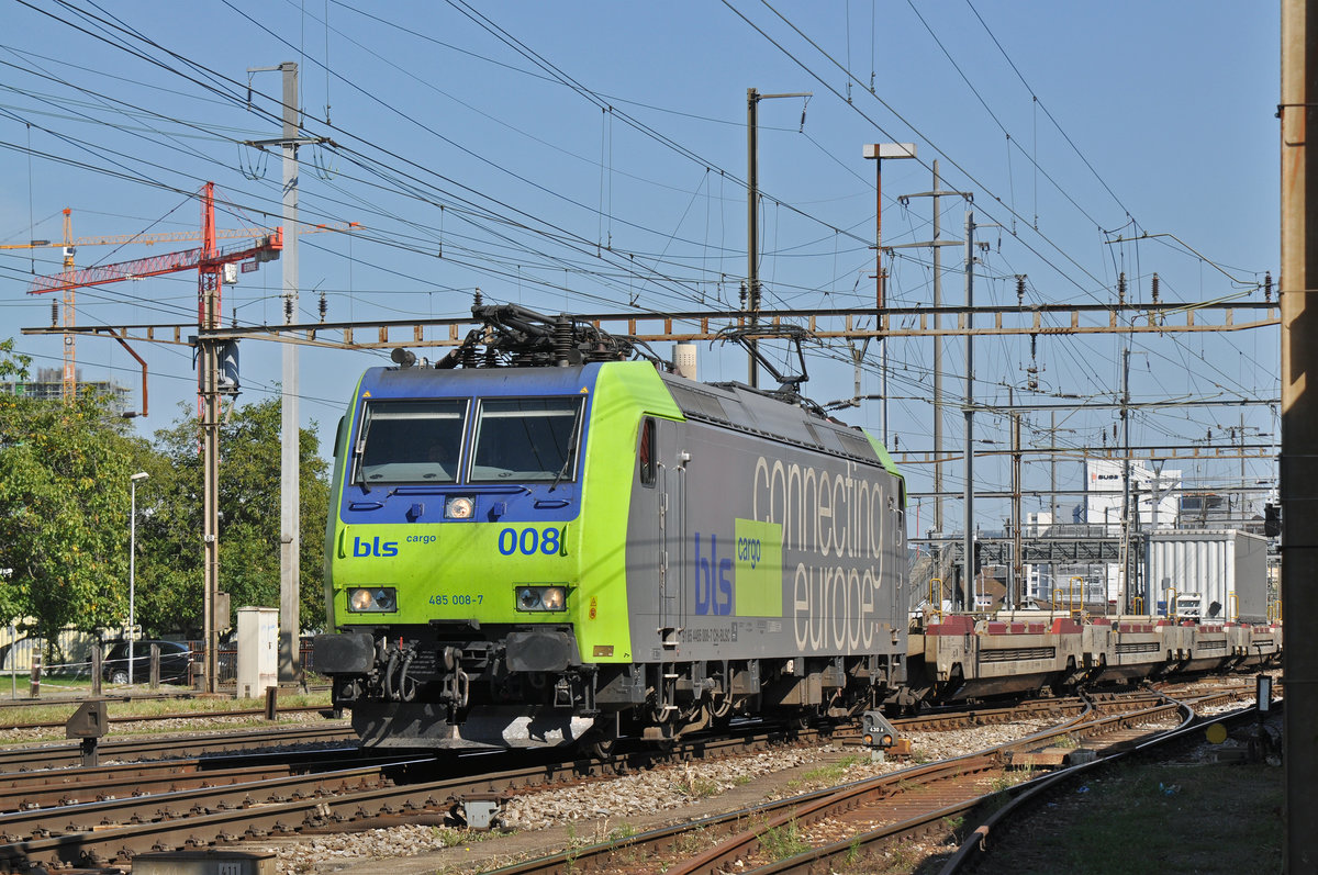 Re 485 008-7 durchfährt den Bahnhof Pratteln. Das abzweigende Gleis führt auf eine Strasse und in ein Industriegebiet, von wo aus auch diese Aufnahme am 08.09.2016 entstand.