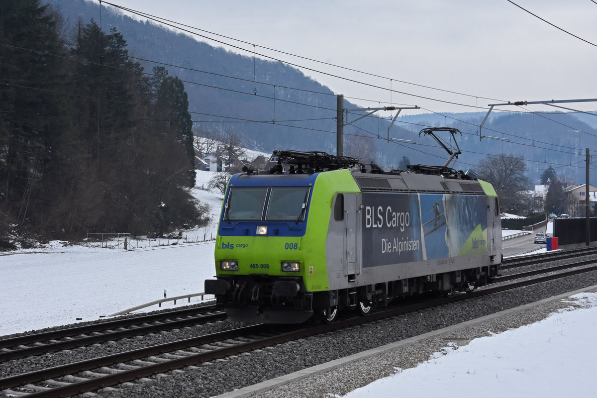 Re 485 008-7 fährt solo Richtung Bahnhof Gelterkinden. Die Aufnahme stammt vom 15.02.2021.