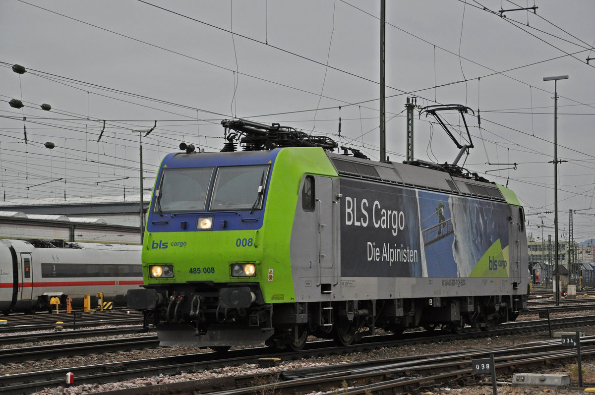 Re 485 008-7 verlässt die Abstellanlage beim badischen Bahnhof. Die Aufnahme stammt vom 05.01.2021.