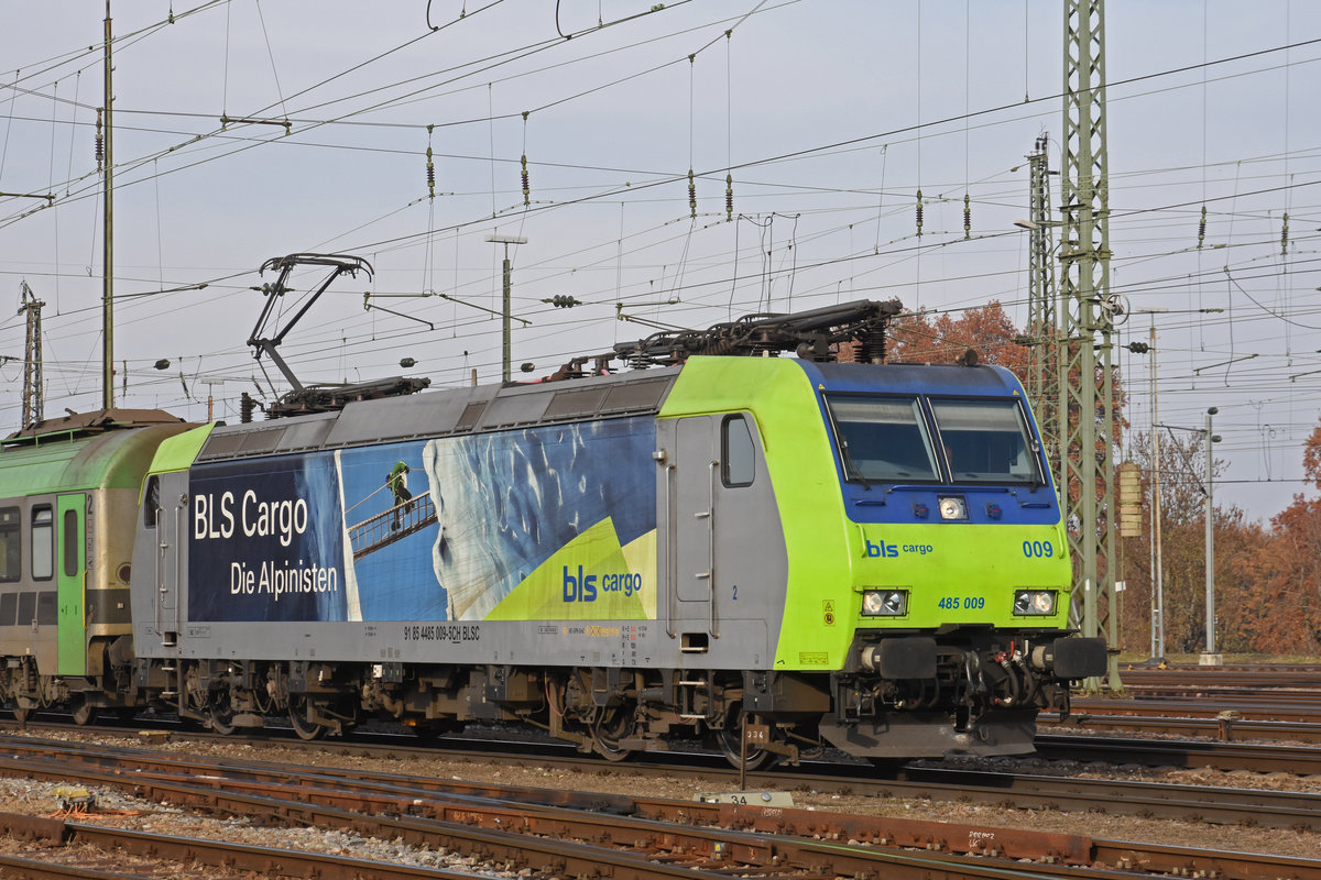 Re 485 009-5 der BLS durchfährt den badischen Bahnhof. Die Aufnahme stammt vom 21.11.2018.