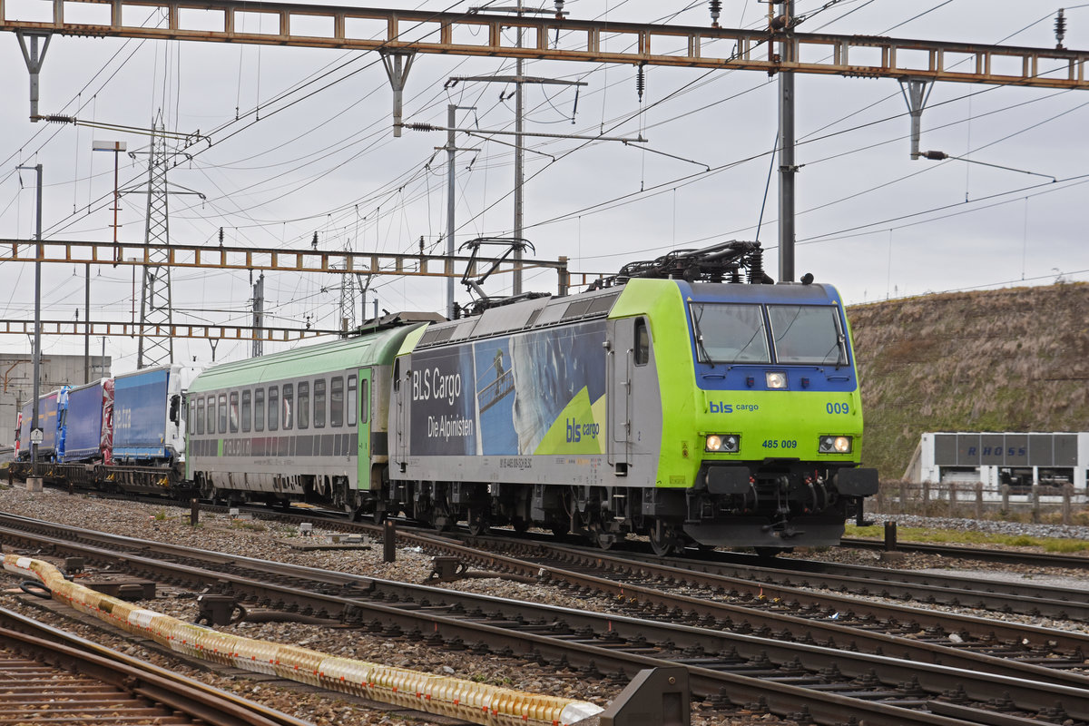 Re 485 009-5 der BLS durchfährt den Bahnhof Pratteln. Die Aufnahme stammt vom 28.01.2019.