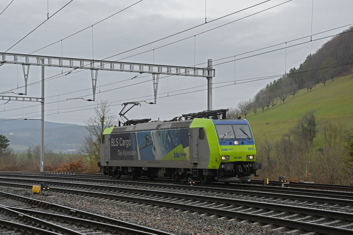 Re 485 009-5 der BLS durchfährt am 04.01.2023 solo den Bahnhof Effingen.
