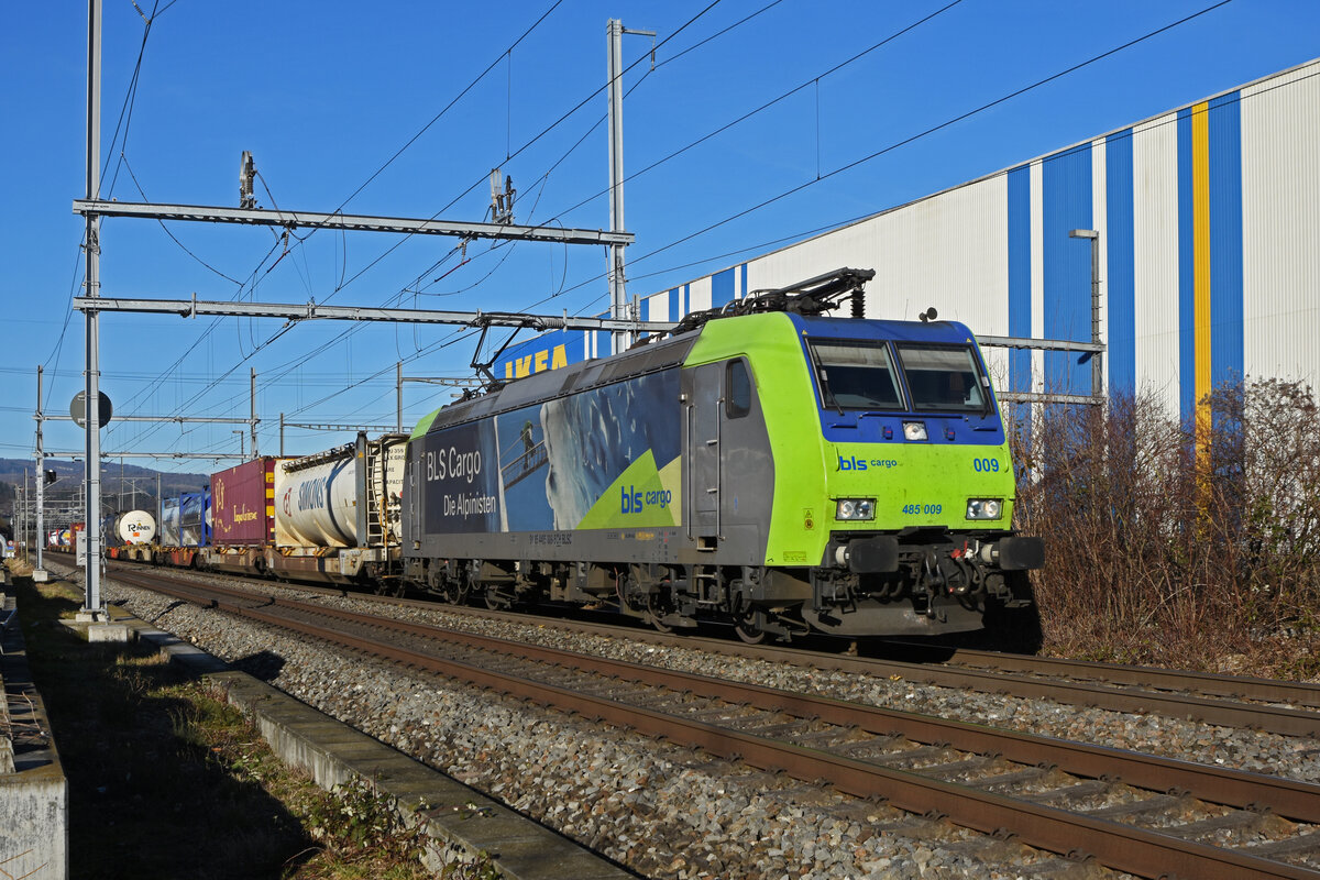 Re 485 009-5 der BLS fährt Richtung Bahnhof Itingen. Die Aufnahme stammt vom 08.02.2022.