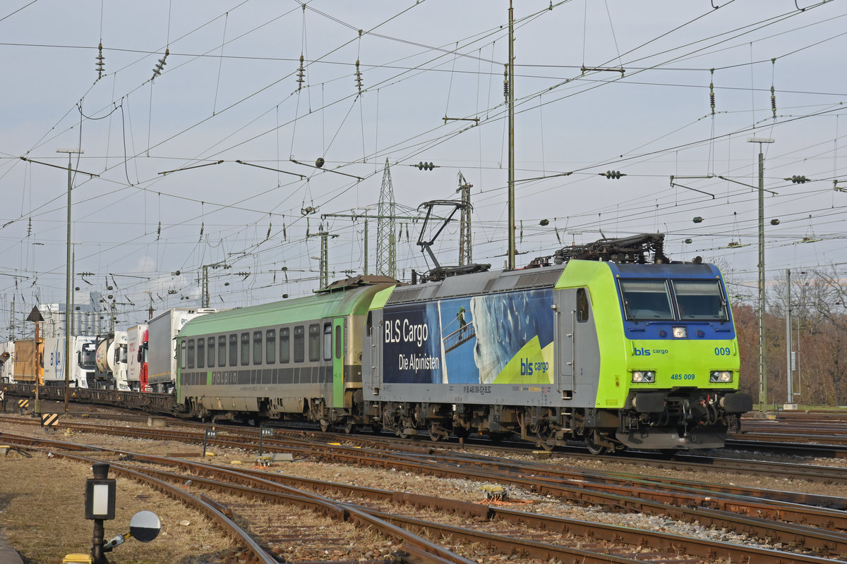 Re 485 009-5 durchfährt den badischen Bahnhof. Die Aufnahme stammt vom 21.11.2018.