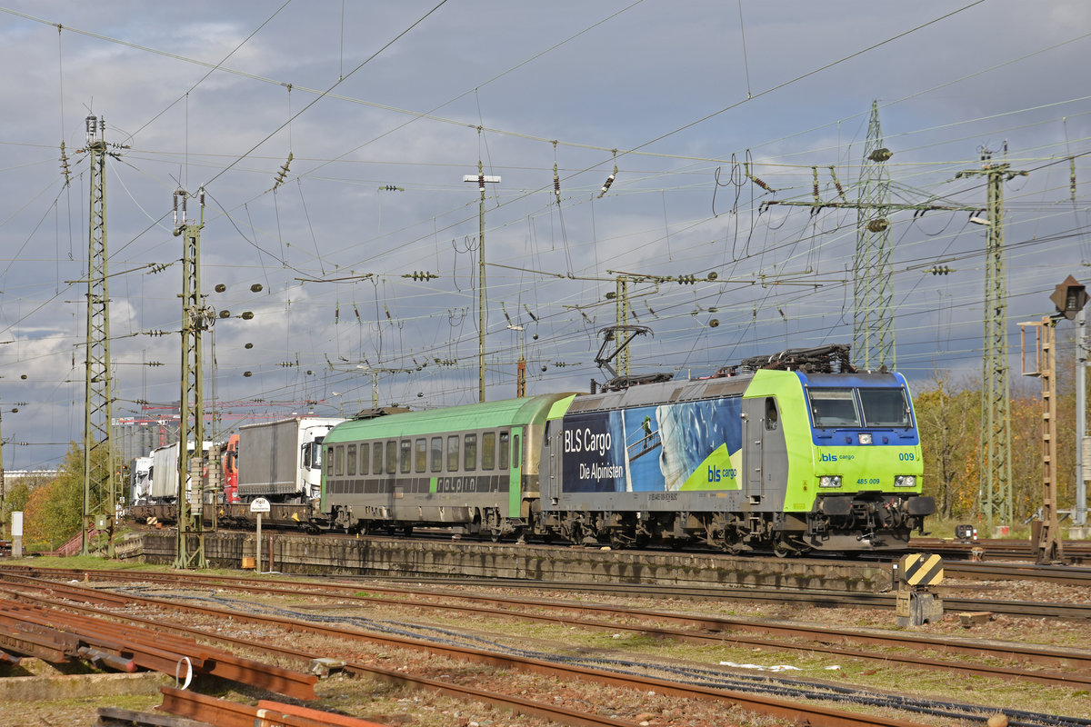 Re 485 009-5 durchfährt den badischen Bahnhof. Die Aufnahme stammt vom 18.11.2019.
