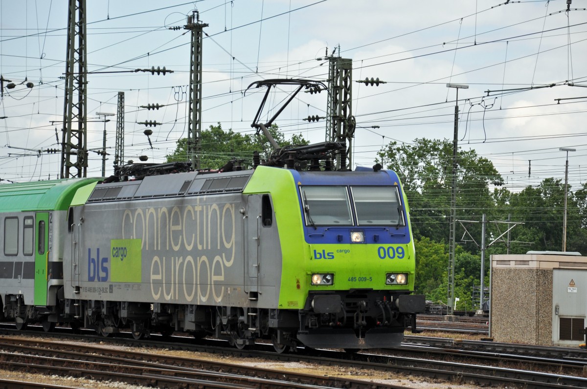 Re 485 009-5 durchfährt den Badischen Bahnhof in Basel. Die Aufnahme stammt vom 15.05.2014.