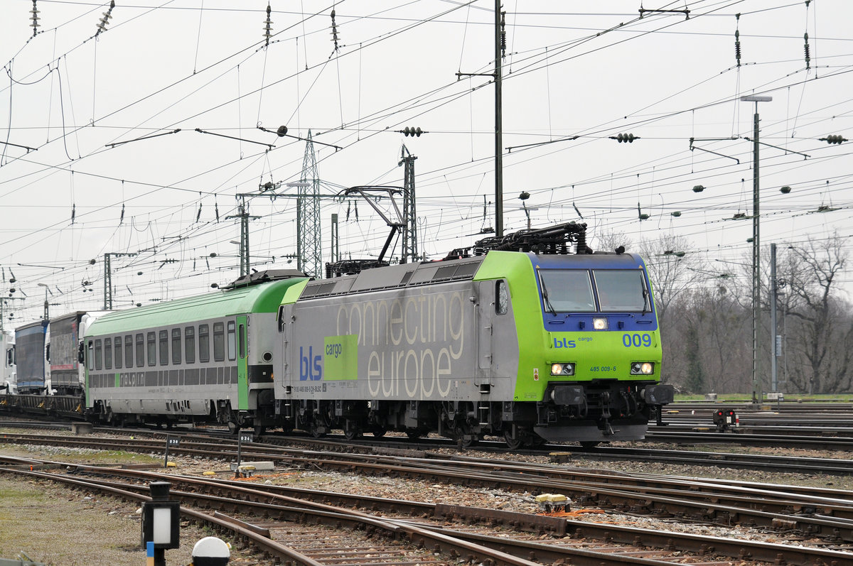 Re 485 009-5 durchfährt den Badischen Bahnhof. Die Aufnahme stammt vom 12.03.2016.