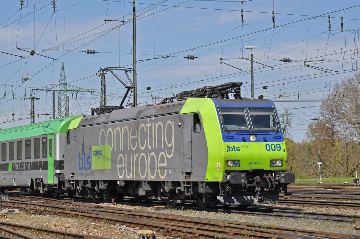 Re 485 009-5 durchfährt den Badischen Bahnhof. Die Aufnahme stammt vom 11.04.2016.
