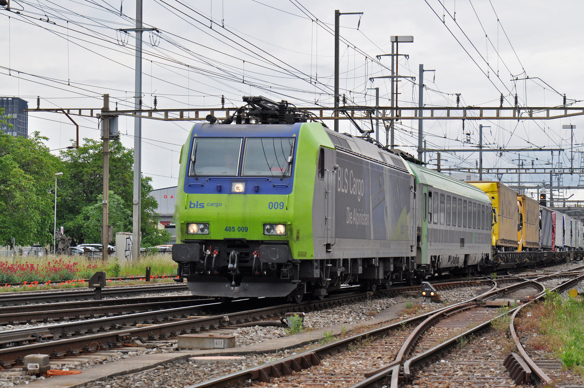 Re 485 009-5 durchfährt den Bahnhof Pratteln. Die Aufnahme stammt vom 23.05.2018.