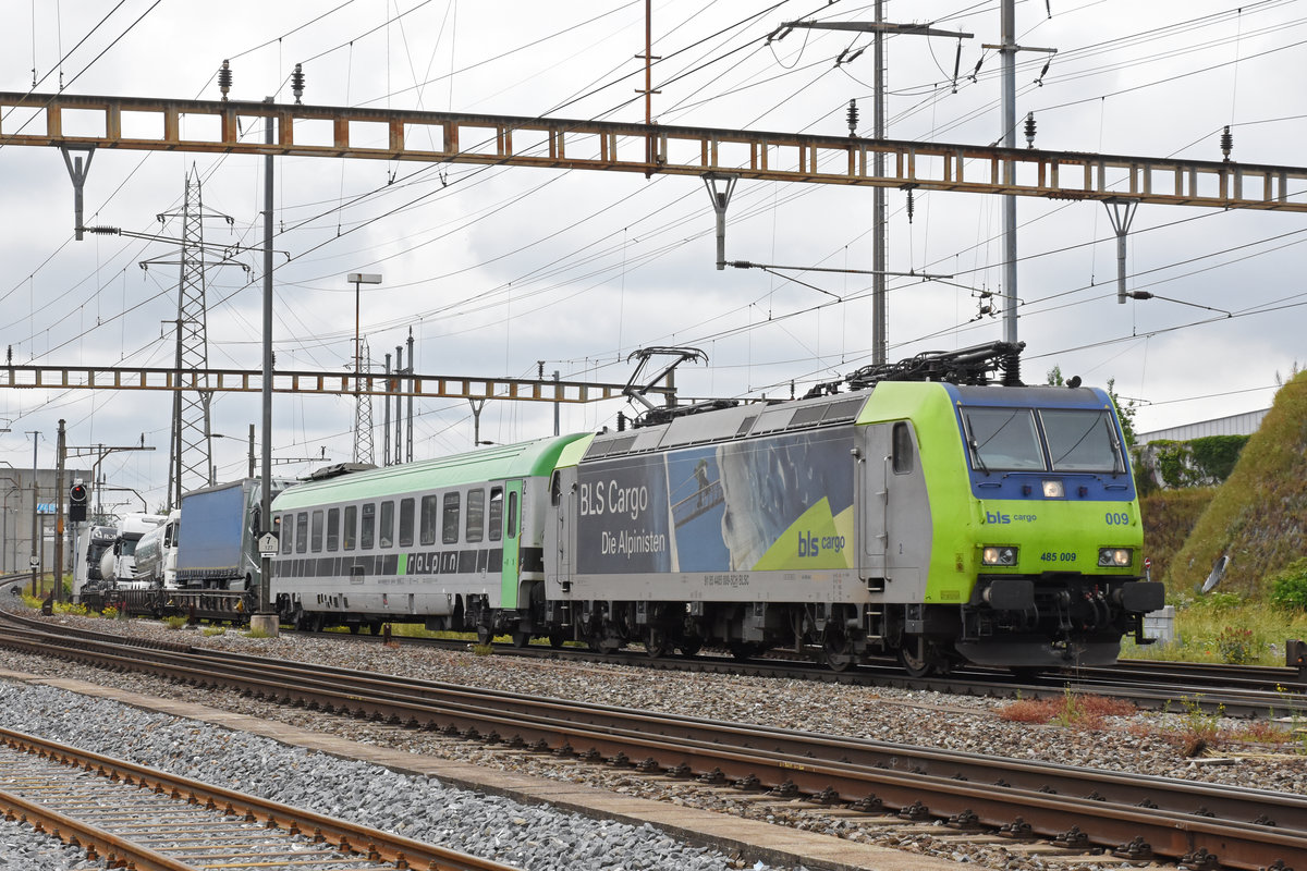 Re 485 009-5 durchfährt den Bahnhof Pratteln. Die Aufnahme stammt vom 11.06.2019.