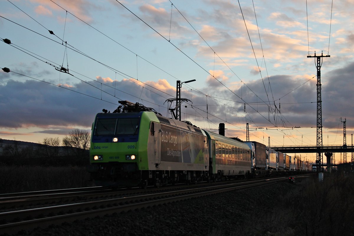 Re 485 009 am Nachmittag des 09.12.2017 mit ihrer RoLa (Novara Boschetto - Freiburg (Brsg) Rbf) nördlich von Müllheim (Baden), als sie nur noch wenige Kilometer bis zum Zielbahnhof vor sich hatte.