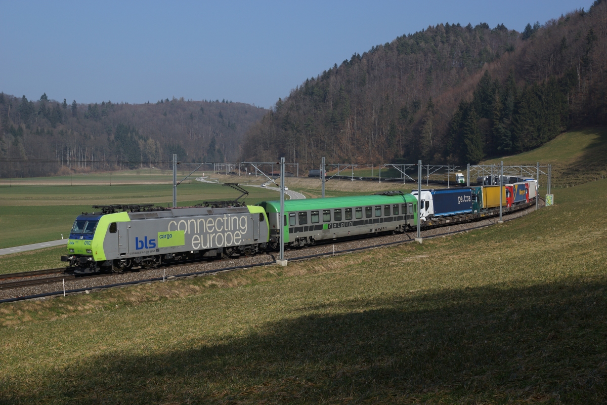 Re 485 010-3 befindet sich am 08.03.2014 mit einer RoLa kurz vor Burgdorf.