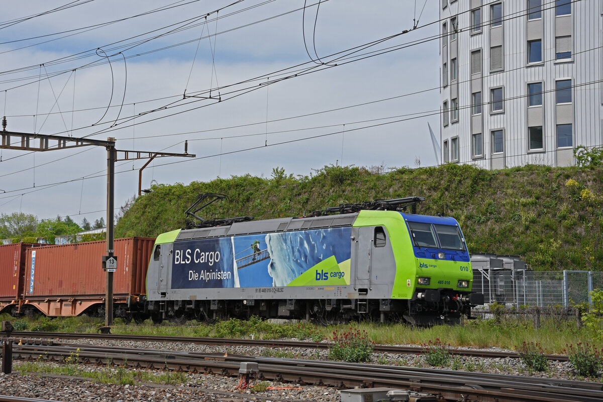 Re 485 010-3 der BLS durchfährt den Bahnhof Pratteln. Die Aufnahme stammt vom 29.04.2022.
