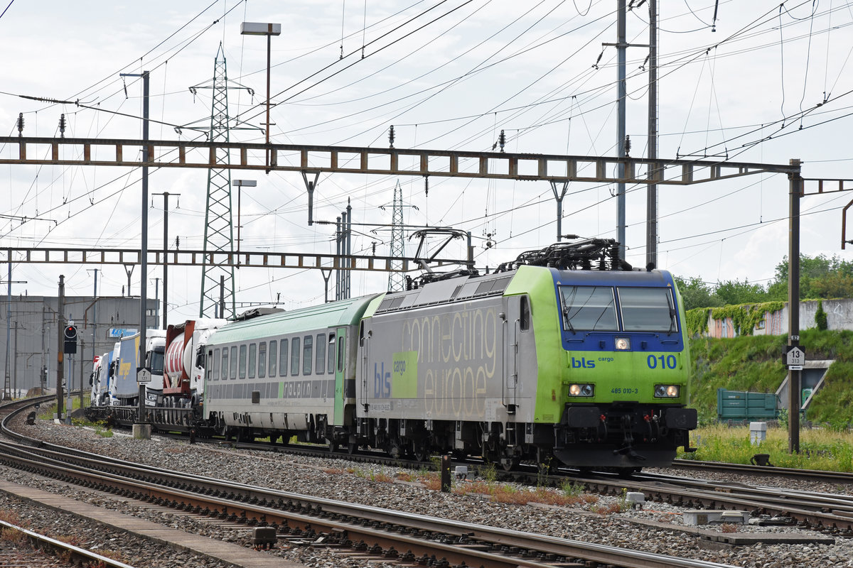 Re 485 010-3 durchfährt den Bahnhof Pratteln. Die Aufnahme stammt vom 31.05.2018.