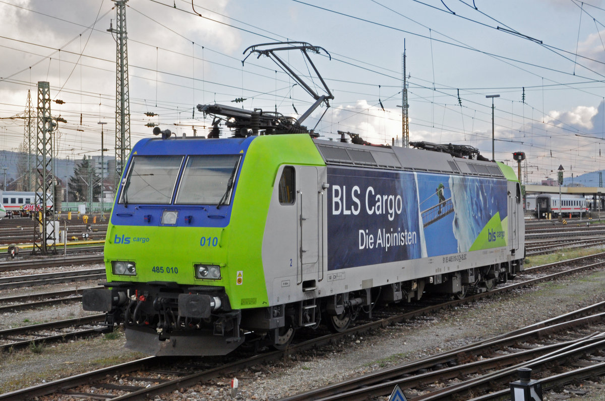 Re 485 010-3 steht in der Abstellanlage beim badischen Bahnhof. Die Aufnahme stammt vom 08.01.2021.