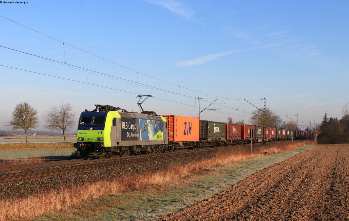 Re 485 010 mit dem DGS 40159 (RACC Bierset Zone Fret - Milano SM) bei Riegel 1.3.22