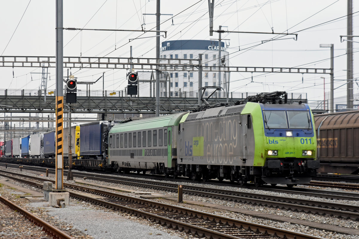 Re 485 011-1 der BLS durchfährt den Bahnhof Pratteln. Die Aufnahme stammt vom 14.12.2018.