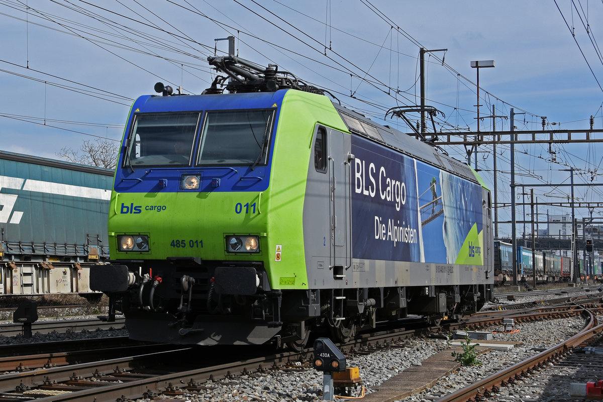 Re 485 011-1 der BLS durchfährt solo den Bahnhof Pratteln. Die Aufnahme stammt vom 25.03.2021.