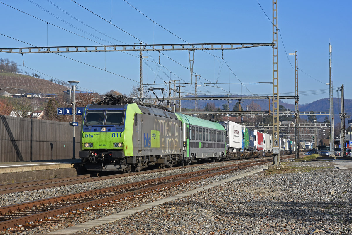 Re 485 011-1 durchfährt den Bahnhof Gelterkinden. Die Aufnahme stammt vom 19.01.2019.