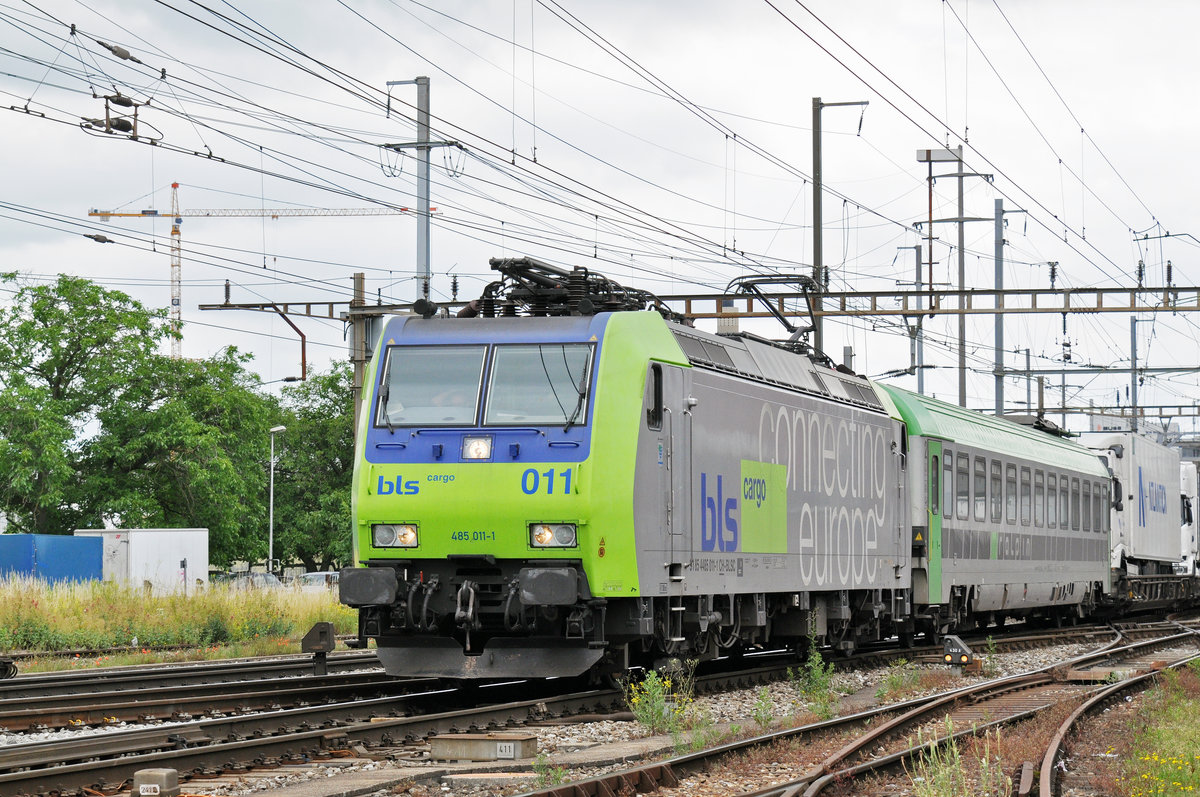 Re 485 011-1 durchfährt den Bahnhof Pratteln. Das abzweigende Gleis führt auf eine Strasse und in ein Industriegebiet, von wo aus auch diese Aufnahme am 29.06.2016 entstand.