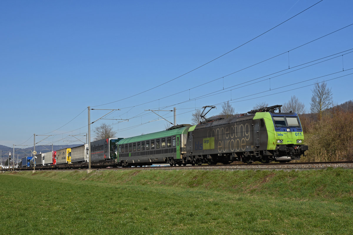 Re 485 011-1 fährt Richtung Bahnhof Sissach. Die Aufnahme stammt vom 21.03.2019.