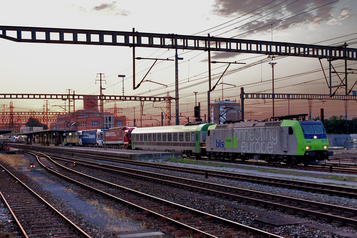 Re 485 011 fährt am Abend des 11.6.2015 nit einer RoLa durch den Bahnhof Muttenz.