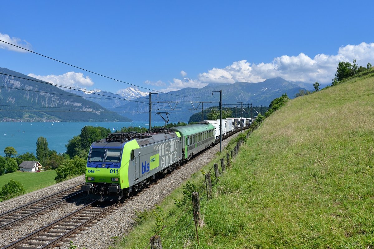 Re 485 011 mit einer RoLa am 10.06.2017 bei Einigen.