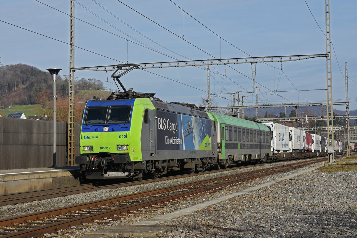 Re 485 012-9 der BLS durchfährt den Bahnhof Gelterkinden. Die Aufnahme stammt vom 08.02.2020.