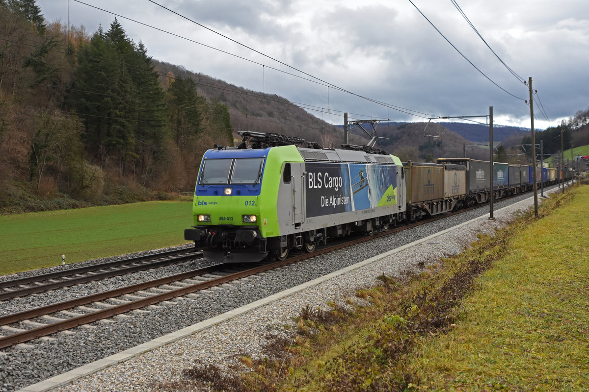 Re 485 012-9 fährt Richtung Bahnhof Gelterkinden. Die Aufnahme stammt vom 22.12.2020.