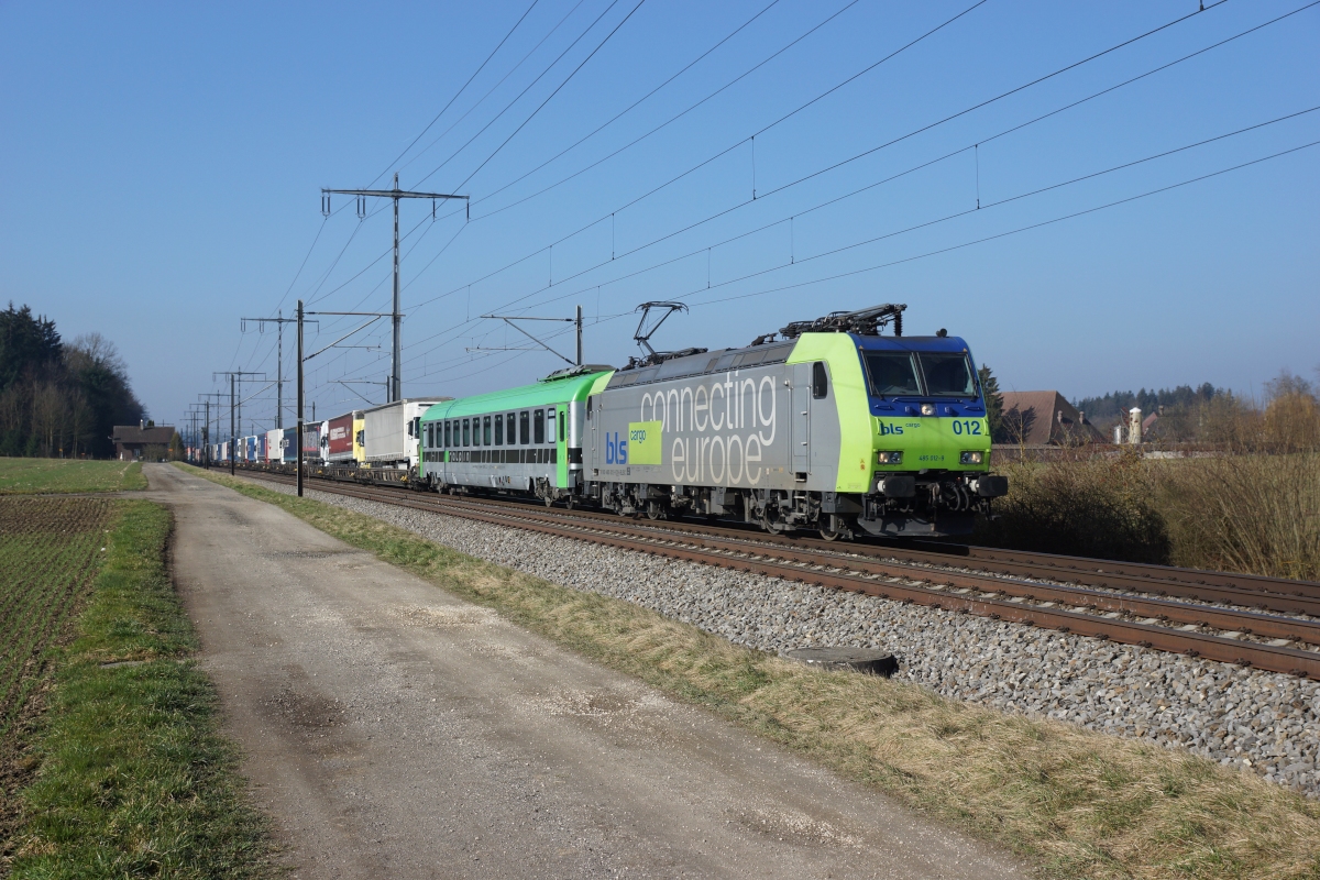Re 485 012-9 zieht am 08.03.2014 eine RoLa von Hindelbank Richtung Lyssach.