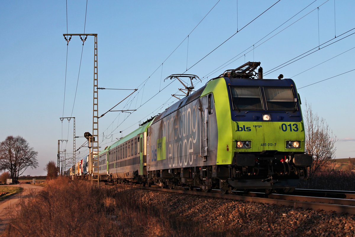 Re 485 013-7 am 14.03.2018 mit einer RoLa (Freiburg (Brsg) Rbf - Novara Boschetto), in der ein zweiter Begleitwagen leer mitgeloffen ist, als sie nördlich von Müllheim (Baden) durchs Markgräflerland in Richtung Schweizer Grenze fuhr.