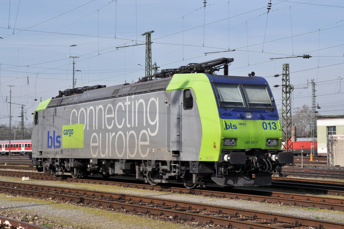 Re 485 013-7 der BLS am Badischen Bahnhof in Basel. Die Aufnahme stammt vom 11.03.2014.