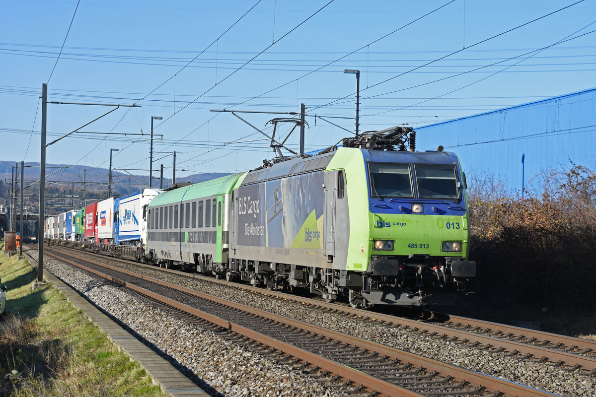 Re 485 013-7 der BLS fährt mit der RO-LA Richtung Bahnhof Itingen. Die Aufnahme stammt vom 03.12.2019.