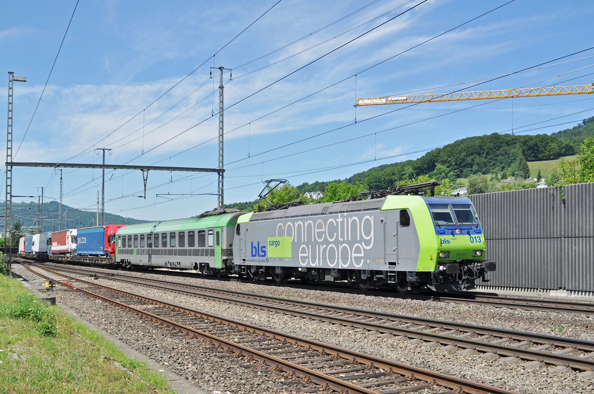 Re 485 013-7 durchfährt den Bahnhof Gelterkinden. Die Aufnahme stammt vom 05.07.2017.
